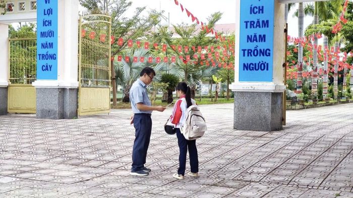 Với thầy Lê Đắc Tường, việc đứng ở cổng trường mỗi ngày cũng là một cách giáo dục học sinh từ lời chào, tác phong và sự quan tâm. (Ảnh: Nhà trường cung cấp)