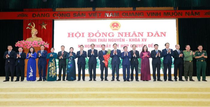 Lãnh đạo tỉnh Thái Nguyên tặng hoa chúc mừng ông Nguyễn Thế Mạnh - Phó Bí thư Tỉnh ủy, Chủ tịch UBND tỉnh.