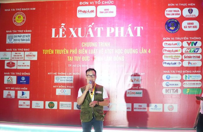 Nhà báo Trần Ngọc Hà - Phó Tổng Biên tập Báo Pháp luật Việt Nam, Trưởng Ban tổ chức phát biểu tại lễ xuất phát. (Ảnh: Triều Nguyễn)