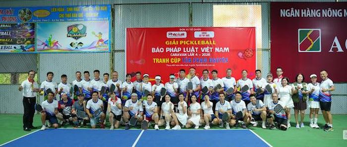 Ban Tổ chức cùng đông đảo các vận động viên chụp ảnh lưu niệm tại Lễ khai mạc Giải Pickleball Báo Pháp luật Việt Nam - Tranh cúp Tân Phạm Nguyên. 