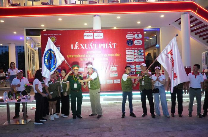 Nghi thức trao cờ xuất phát - Thời khắc thiêng liêng đánh dấu đoàn Caravan Báo Pháp luật Việt Nam mùa 4 chính thức lên đường (Ảnh: Triều Nguyễn)