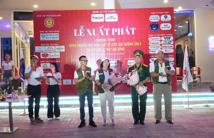 Ban Tổ chức tặng hoa tri ân các đơn vị đồng hành và nhà tài trợ tại Lễ xuất phát. (Ảnh: Triều Nguyễn)