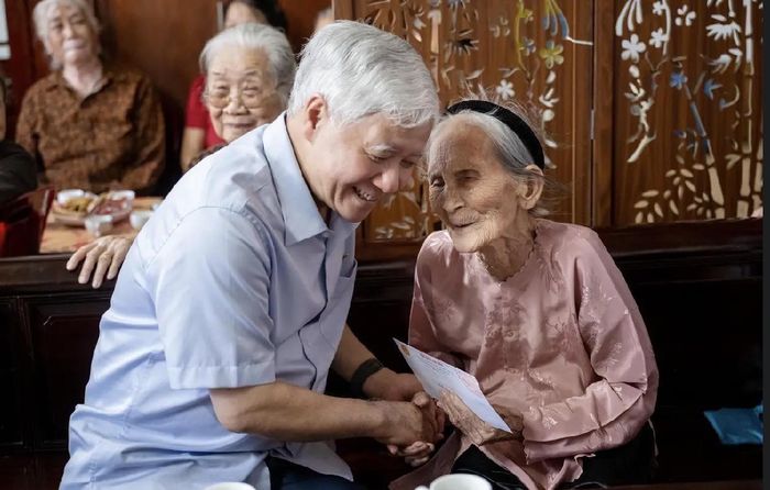 Phó Chủ tịch Thường trực Quốc hội Đỗ Văn Chiến thăm, tặng quà cụ Đỗ Thị Diệp, 101 tuổi, ở thôn Phúc Thịnh, xã Kép nhân dịp Ngày Quốc tế Người cao tuổi (1/10). (Ảnh Đông Bắc)