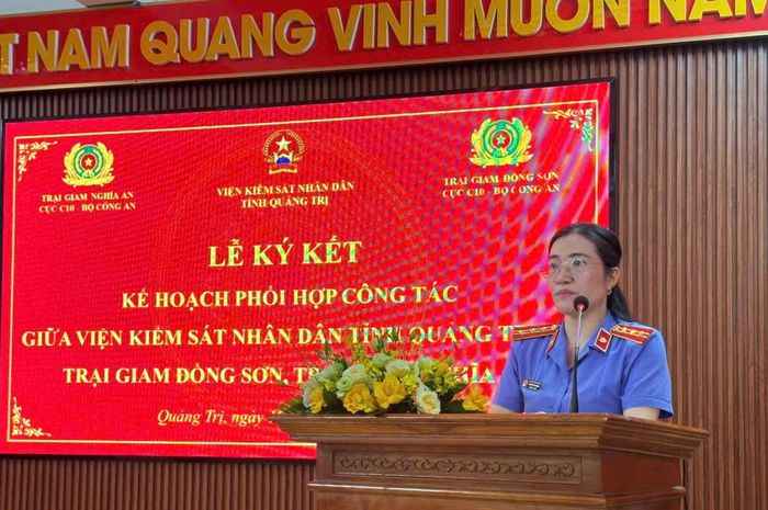 Bà Nguyễn Thị Phượng, Trưởng phòng 8, VKSND tỉnh Quảng Trị phát biểu tại lễ ký kết Kế hoạch phối hợp công tác. (Ảnh: M.P)