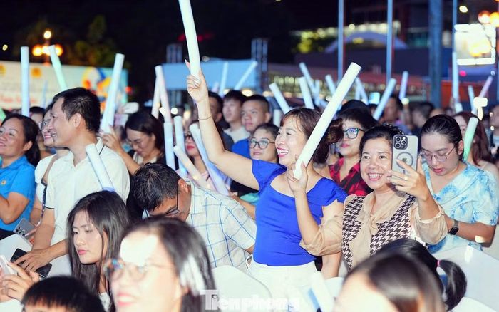 Công nhân Hải Phòng hòa nhịp với các tiết mục biểu diễn văn nghệ trong buổi phát động chiến dịch.