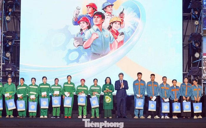 Ban tổ chức tặng quà cho công nhân tại Hải Phòng.