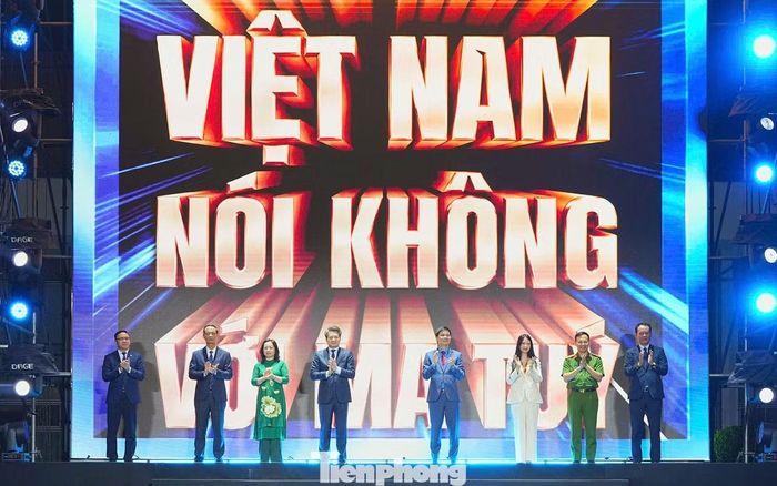 Các đại biểu phát động Chiến dịch công nhân Việt Nam nói không với ma túy.