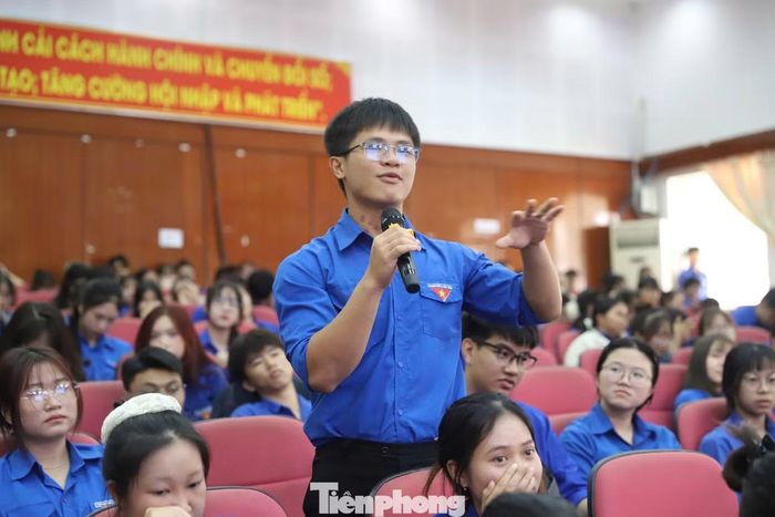 Sinh viên Nguyễn Hữu Trí (trường đại học Tây Nguyên) nêu câu hỏi cho báo cáo viên tại hội nghị.