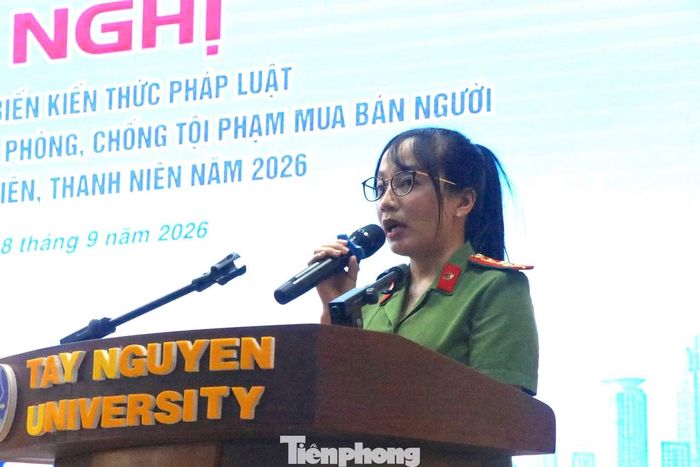 Đại úy Đỗ Thị Lệ Hằng - Phòng Cảnh sát hình sự, Công an tỉnh Đắk Lắk truyền đạt về chuyên đề tại hội nghị.
