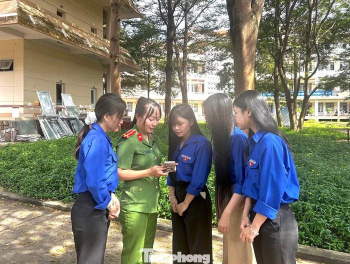 Đại úy Đỗ Thị Lệ Hằng giải đáp một số thắc mắc của đoàn viên, thanh niên trong giờ giải lao.