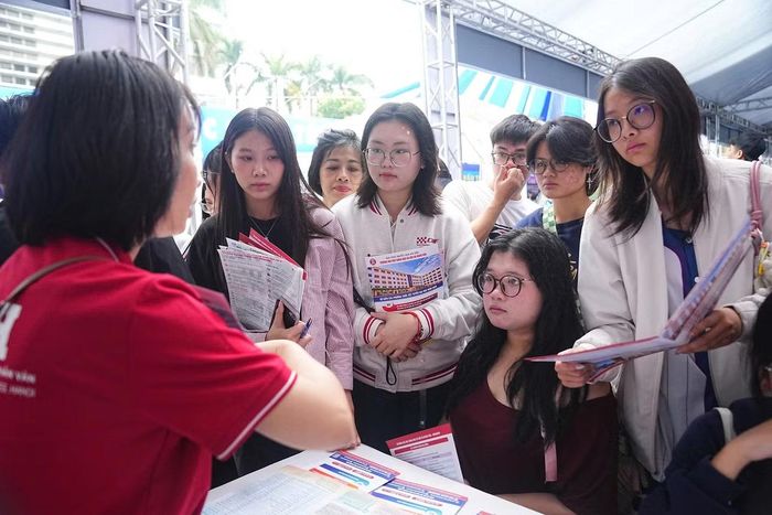 Thí sinh tìm hiểu thông tin trong ngày hội tuyển sinh đại học 2026 tại Đại học Bách khoa Hà Nội với sự tham gia của hơn 100 trường đại họcẢnh: DUY PHẠM