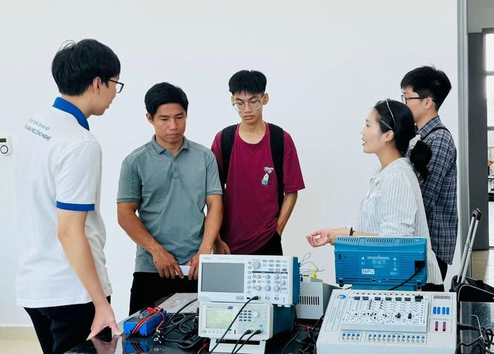 Phụ huynh cùng tân sinh viên tham quan phòng lab tại Trường Đại học Công nghệ, Đại học Quốc gia Hà Nội trong ngày nhập học Ảnh: NGHIÊM HUÊ