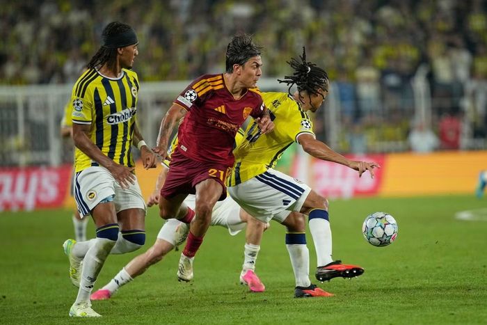  Dybala và các đồng đội ở AS Roma (giữa) đang có 9 chiến thắng liên tiếp tại Serie A. 