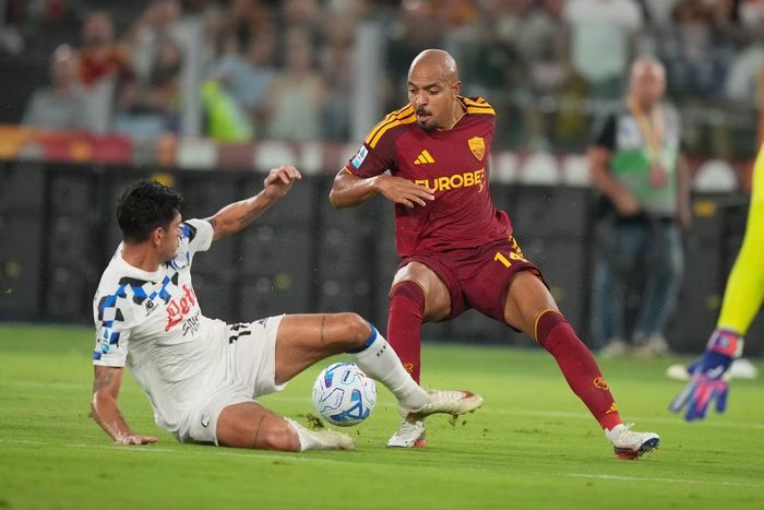  Tiền đạo Malen của Roma (áo đỏ) đang dẫn đầu cuộc đua làm bàn tại Serie A mùa này với 6 pha lập công. 