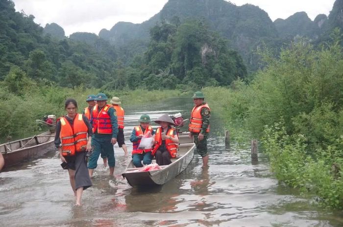 Bộ đội đưa đón cán bộ, giáo viên và người dân, đảm bảo an toàn.