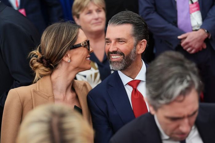 Ông Donald Trump Jr. và vợ. (Ảnh: AP)