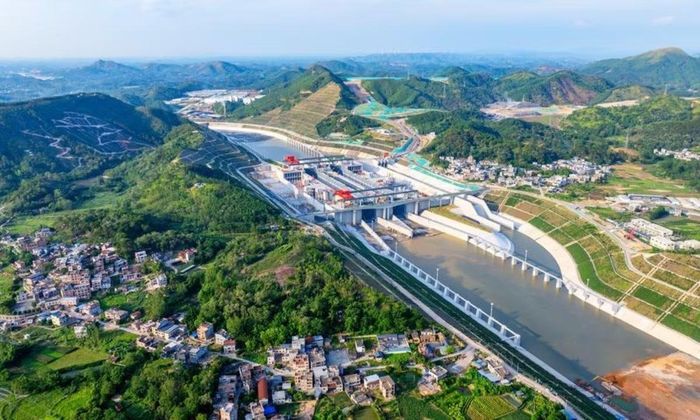 Kênh đào Bình Lục bắt đầu từ cửa sông Bình Đường ở huyện Hoành Châu, thành phố Nam Ninh, đi qua huyện Linh Sơn, thành phố Khâm Châu và đổ ra vịnh Bắc Bộ qua sông Khâm Giang. Với tổng chiều dài hơn 130 km, kênh đào Bình Lục được xây dựng theo tiêu chuẩn đường thủy nội địa cấp I, cho phép tàu có tải trọng lên tới 5.000 tấn lưu thông. Ảnh: Global Times.