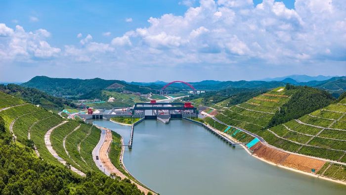 Kênh đào Bình Lục kết nối hệ thống sông Tây Giang ở phía bắc với vịnh Bắc Bộ ở phía Nam, tạo thêm tuyến đường ra biển cho hệ thống sông Châu Giang - Tây Giang. Tuyến mới giúp khu vực Tây Nam của Trung Quốc rút ngắn hơn 560 km quãng đường vận tải đường thủy nội địa so với các tuyến truyền thống. Theo dự kiến, kênh đào Bình Lục được kỳ vọng giúp các khu vực dọc tuyến tiết kiệm hơn 5 tỷ nhân dân tệ chi phí vận chuyển hàng hóa mỗi năm. Ảnh: CGTN.