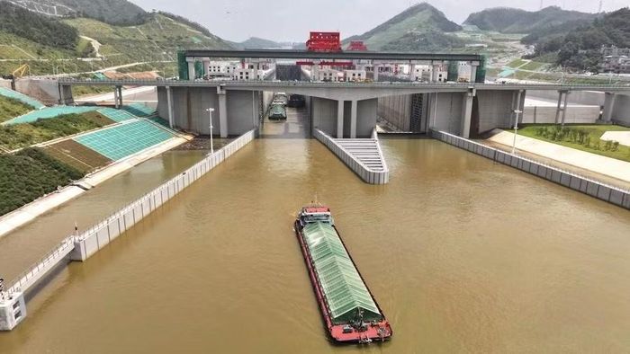 Theo ông Du Hồng - nghiên cứu viên cấp cao tại Viện Đông Á thuộc Đại học Quốc gia Singapore, kênh đào Bình Lục không chỉ là một hành lang logistics mà còn có thể thúc đẩy sự gắn kết giữa các chuỗi công nghiệp của miền Tây Trung Quốc và ASEAN, biến lợi thế địa lý thành hợp tác công nghiệp sâu rộng hơn. Ảnh: People's Daily.