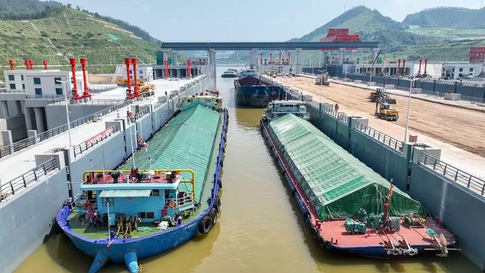 Dự án bao gồm ba đầu mối liên hoàn Mã Đạo, Kỳ Thạch và Thanh Niên, cùng hệ thống luồng tàu và các công trình phụ trợ. Trong đó, khu đầu mối Mã Đạo nổi bật với hệ thống cửa âu tàu hình chữ V ngược cao hơn 39 m. Khởi công ngày 28/8/2022, dự án huy động hàng trăm đơn vị cùng hàng chục nghìn kỹ sư, công nhân với tổng chi phí gần 73 tỷ Nhân dân tệ (10,8 tỷ USD). Các lực lượng thi công làm việc liên tục nhằm hoàn thiện công trình theo các tiêu chuẩn cao về chất lượng, an toàn và tính bền vững. Ảnh: Nikkei Asia.