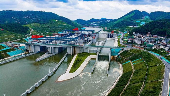 Kênh đào Bình Lục được giới thiệu là công trình lập 4 kỷ lục thế giới, liên quan đến năng lực thông tàu, tốc độ vận hành âu tàu, cột nước tại âu tàu tiết kiệm nước và quy mô hệ thống âu tàu tiết kiệm nước trên sông nội địa. Trong ngày thông tàu, tuyến thương mại quốc tế “Nam Ninh - Cần Thơ (Việt Nam)” cũng chính thức được đưa vào hoạt động theo cả hai chiều. Ảnh: Global Times.