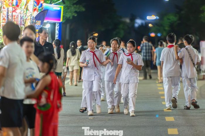 Cùng với đó, Quảng Ninh cũng dành nhiều nguồn lực chăm lo cho các em thiếu nhi từ học tập đến đời sống, tinh thần. Các hoạt động văn hóa, văn nghệ, thể thao thường xuyên được tổ chức trong nhà trường và cộng đồng nhằm mang lại cho các em nhỏ sự phát triển toàn diện nhất.