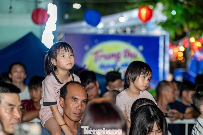 Tết Trung thu từ lâu đã trở thành một nét đẹp trong đời sống văn hóa của dân tộc Việt Nam, là dịp để mỗi gia đình và toàn xã hội dành sự quan tâm, yêu thương đặc biệt cho trẻ em. Với tổ chức Đoàn, chăm sóc, đồng hành và tạo môi trường tốt nhất để thiếu nhi học tập, rèn luyện, vui chơi và phát triển toàn diện luôn là một trong những nhiệm vụ quan trọng.