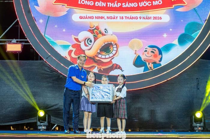 Anh Nguyễn Tường Lâm - Bí thư Trung ương Đoàn trao tặng quà cho các em thiếu nhi thành phố Quảng Ninh nhân dịp Tết Trung thu.