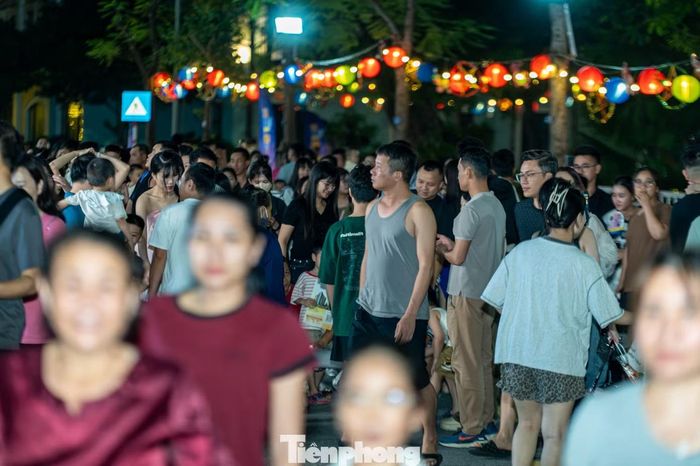 Ghi nhận của PV Tiền Phong, có hàng vạn người đến tham dự sự kiện do Thành Đoàn Quảng Ninh tổ chức.