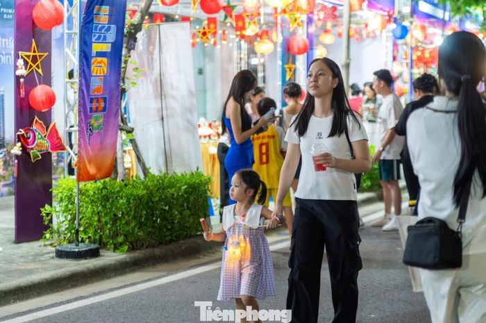 Trong đó, nhiều gia đình sắm đèn lồng với đủ hình thù và đưa con nhỏ đến chương trình để tham gia các hoạt động nhân dịp tết Trung thu.