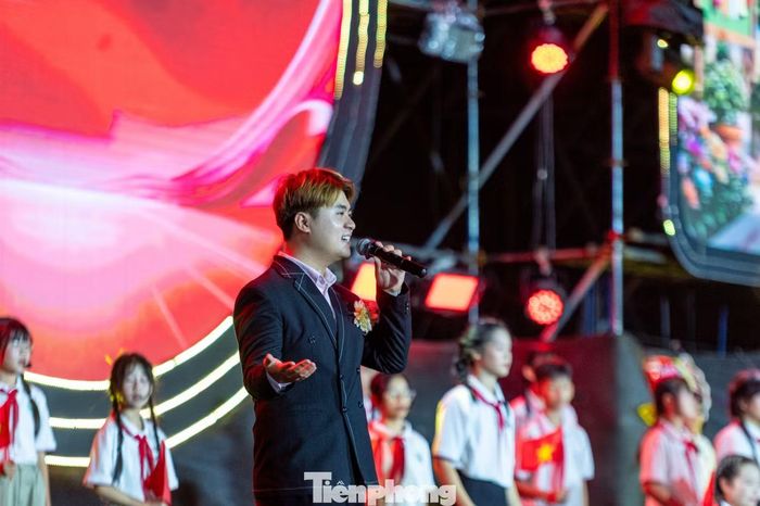 Chương trình nghệ thuật “Lồng đèn thắp sáng ước mơ” hôm nay không chỉ là một sân chơi văn hóa, nghệ thuật dành cho các em thiếu nhi, mà còn là dịp để lan tỏa tinh thần sẻ chia, trách nhiệm và tình yêu thương của cộng đồng đối với thế hệ măng non.