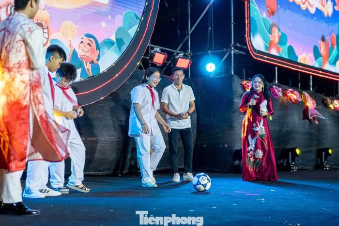 Không chỉ trò chuyện, chia sẻ về hành trình theo đuổi bóng đá, Hai Long còn trực tiếp hướng dẫn và giao lưu tâng bóng cùng các em nhỏ, đồng thời trao quà cho đại diện thiếu nhi tham dự chương trình.