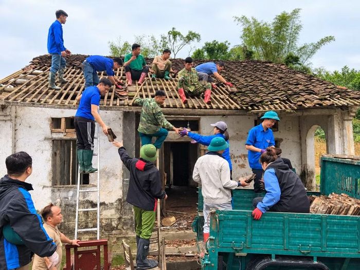 Lực lượng chức năng thực hiện xóa nhà tạm, dột nát trên địa bàn tỉnh Lạng Sơn.