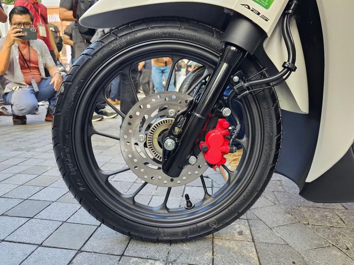 Phanh ABS bánh trước chỉ có trên các bản từ giữa đến cao.