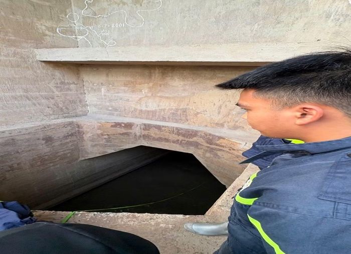Vị trí mắc kẹt của 2 nạn nhân trong cống Chèm.