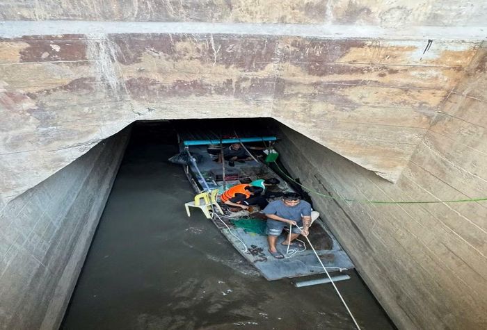Lực lượng Cảnh sát PCCC&CNCH phối hợp với lực lượng tại chỗ đưa 2 người ra khỏi vị trí mắc kẹt.