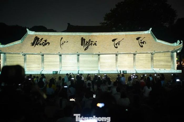  Với thời lượng khoảng 12 phút, Vun đắp hiền tài kể lại hành trình hình thành và phát triển của Quốc Tử Giám - trường quốc học đầu tiên của nhà nước Đại Việt - qua ngôn ngữ nghệ thuật trình chiếu hiện đại. Phim khắc họa tư tưởng của các bậc quân vương trong việc xây dựng nền giáo dục quốc gia, đào tạo và tuyển chọn người tài phụng sự đất nước. 