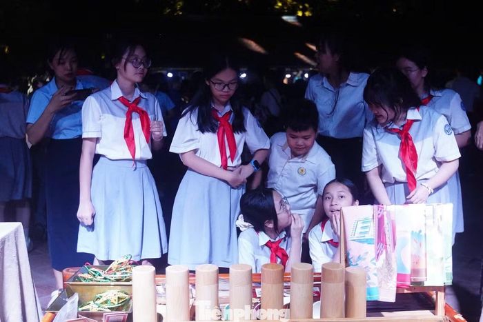 Các em nhỏ hào hứng với những món đồ chơi truyền thống.