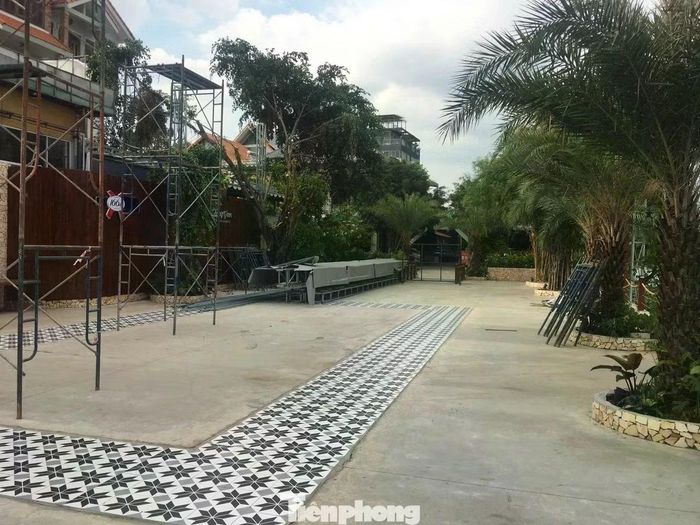 Khu vực nhà hàng xây trái phép được đặt tên là Không Gian Restaurant bị UBND phường Hiệp Bình (TPHCM) tháo dỡ.