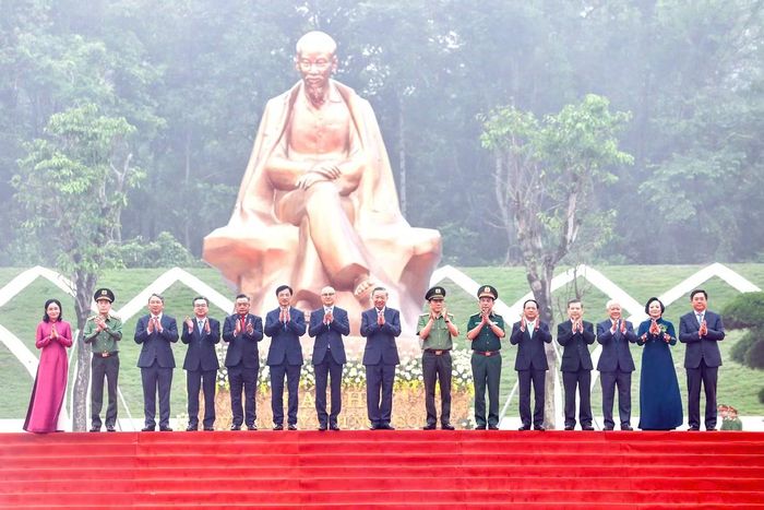 Tổng Bí thư, Chủ tịch nước Tô Lâm cùng các lãnh đạo Trung ương, tỉnh Phú Thọ cắt băng khánh thành công trình Tượng đài Bác Hồ với ngày hội non sông.