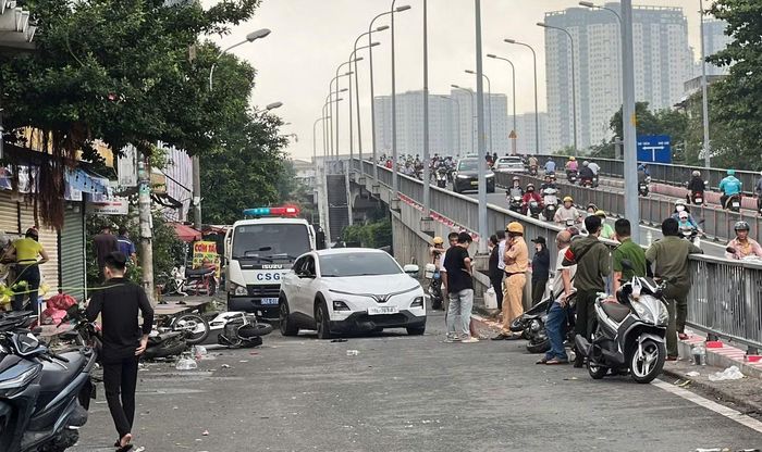 Đến sáng cùng ngày, lực lượng chức năng vẫn đang xử lý hiện trường, điều tra nguyên nhân.
