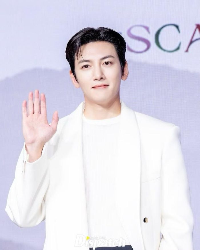 Nana (áo đỏ), Son Ye Jin và Ji Chang Wook tại buổi ra mắt dự án.