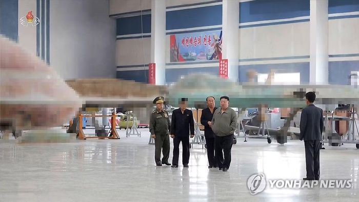 Chủ tịch Triều Tiên Kim Jong-un thăm các nhà máy đạn dược và vũ khí không người lái. (Ảnh: Yonhap)