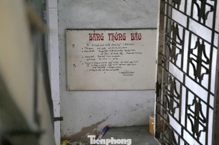 Tấm bảng thông báo chạy phà vẫn được treo trên tường.