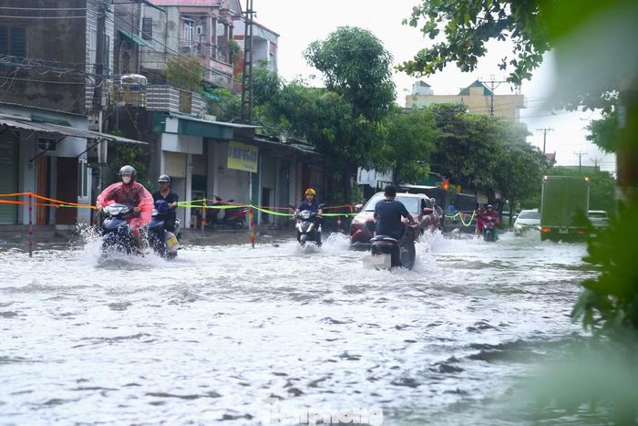 Tuyến đường Trần Hưng Đạo (phường Thành Vinh) đang thi công cống thoát nước nên gây ngập nặng.
