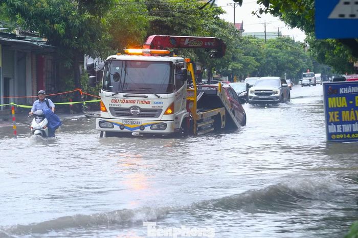 Nhiều ô tô chết máy phải cứu hộ.