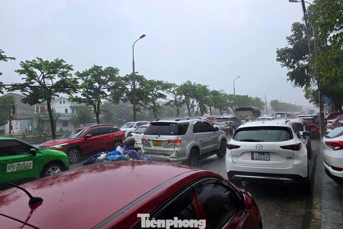 Mưa lớn khiến giao thông ở một số tuyến đường ách tắc cục bộ.