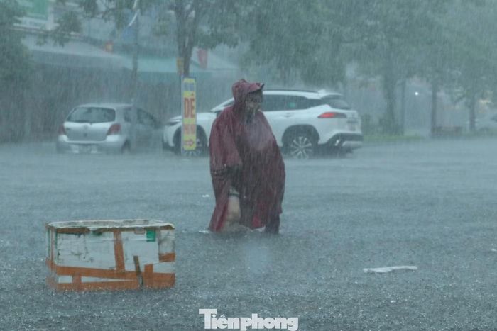 “Chỉ cần một trận mưa lớn là khu vực đường trước nhà tôi đều bị ngập như thế này. Chúng tôi mong muốn chính quyền địa phương sớm có giải pháp nạo vét kênh mương, cải tạo tuyến đường để tiêu thoát nước nhanh hơn”, bà Nguyễn Thị Thu (trú phường Vinh Hưng) kiến nghị.
