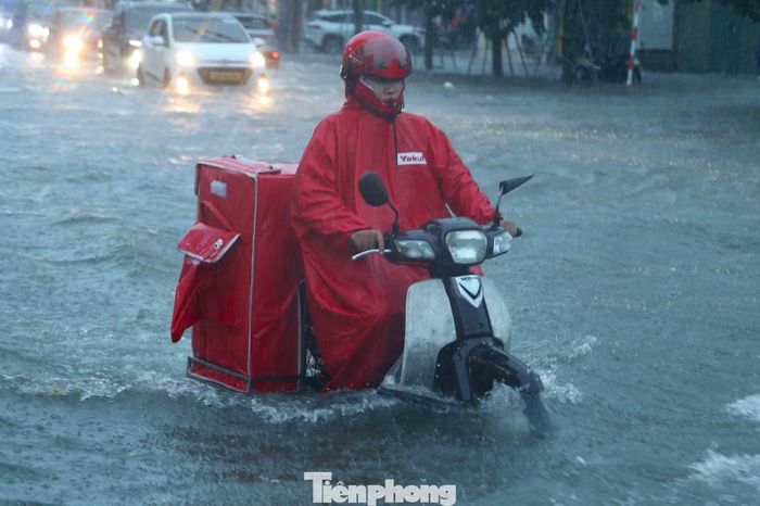 Trận mưa kéo dài nhiều giờ khiến nhiều tuyến đường chìm trong nước.