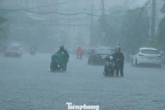 Nhiều phương tiện bị chết máy, người dân phải đẩy bộ.